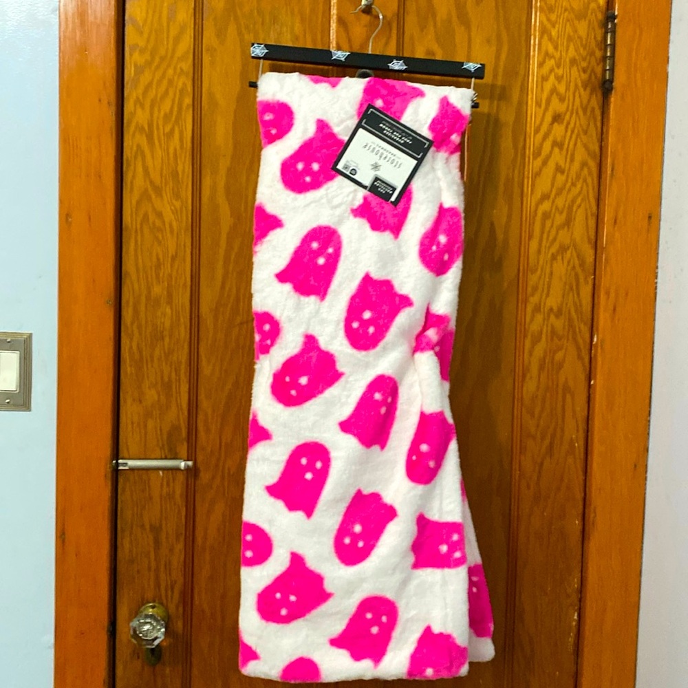 Storehouse Hot Pink Neon Ghosts White Blanket NWT